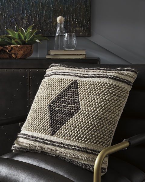 Picture of Ricker Pillow (4/CS)